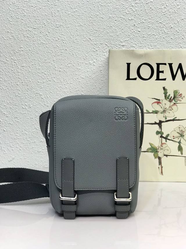 Loewe罗意威 新品超迷你 Military Crossboby 男士小斜挎包 采用颗粒纹小牛皮 带有一个拉链主隔层和一个折叠翻盖下的隔层 可肩背或斜挎 肩带