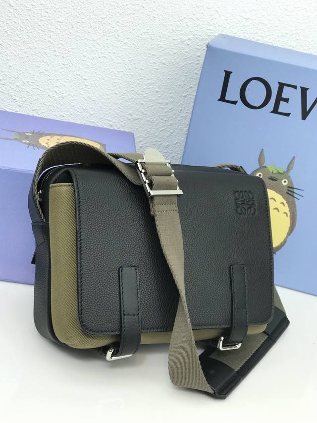 Loewe罗意威 新品帆布xs邮差包 Military Messenger经典信使包 此款一改过去经典邮差包做法 设计了拉链主隔层 前部搭配搭扣打开方式放隐私物