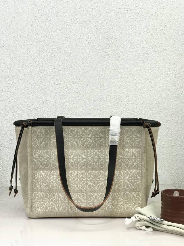 小号 Loewe罗意威 爆款帆布购物袋 Cushion Tote Bag~~简直不要太赞 采用独家定制台湾进口帆布搭配进口小牛皮 绑绳式设计的袋口加上四角落打结