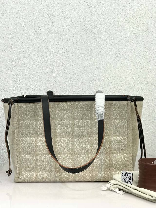 大号 Loewe罗意威 爆款提花帆布购物袋 Cushion Tote Bag~~简直不要太赞 采用独家定制台湾进口帆布搭配进口小牛皮 绑绳式设计的袋口加上四角落