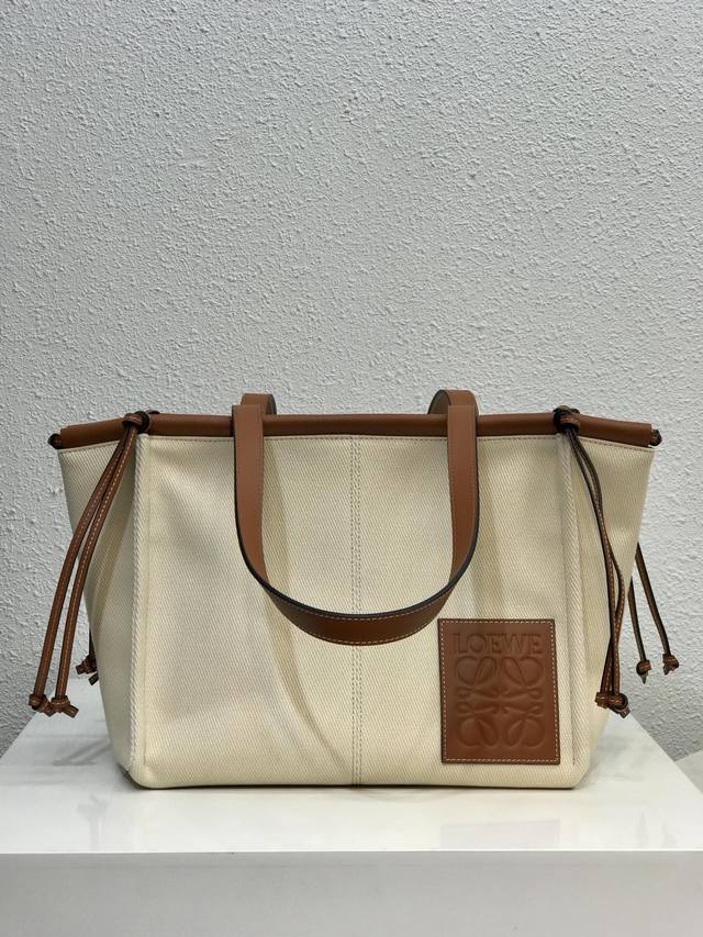 小号 Loewe罗意威 爆款帆布购物袋 Cushion Tote Bag~~简直不要太赞 采用独家定制台湾进口帆布搭配进口小牛皮 绑绳式设计的袋口加上四角落打结