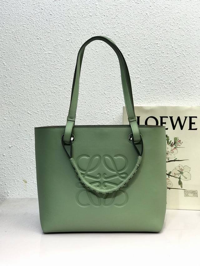 小号 Loewe罗意威 新款购物袋 Anagram Tote依然占据新季c位以焦糖色 黑色为主色调除了常规的经典肩带还搭配独特的编织手柄给简约的造型增添了不少时