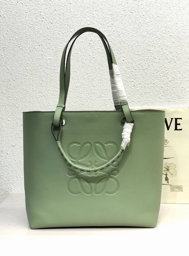 大号 Loewe罗意威 新款购物袋 Anagram Tote依然占据新季c位以焦糖色 黑色为主色调除了常规的经典肩带还搭配独特的编织手柄给简约的造型增添了不少时