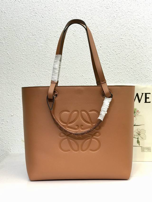 大号 Loewe罗意威 新款购物袋 Anagram Tote依然占据新季c位以焦糖色 黑色为主色调除了常规的经典肩带还搭配独特的编织手柄给简约的造型增添了不少时