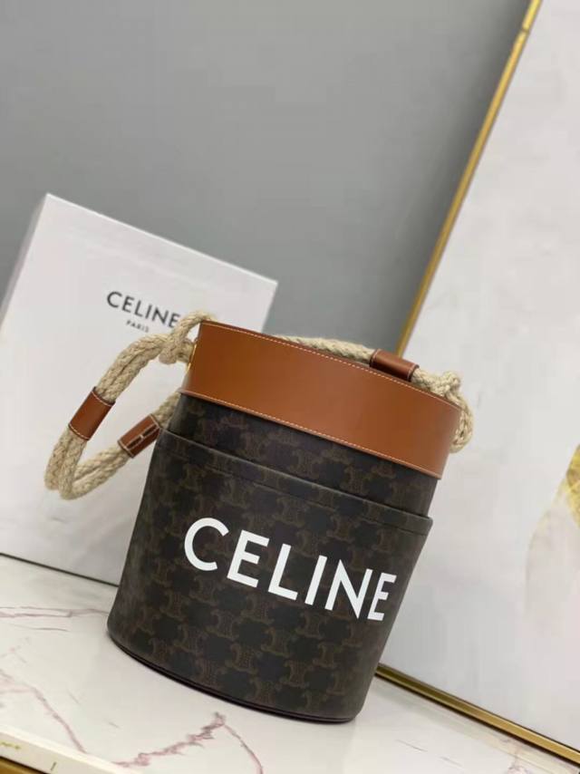 Celine赛琳 新品丹宁牛仔 Bucket 印花帆布和牛皮革水桶包 包身采用pvc帆布 牛皮革包边 织物面料衬里 肩背 2个外侧扁平口袋 配对绳编肩带长29C