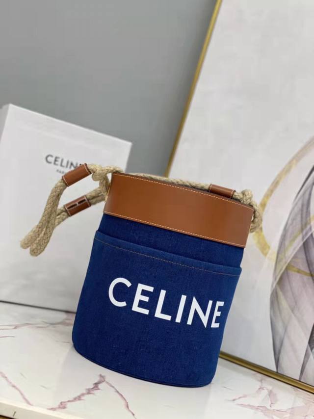 Celine赛琳 新品丹宁牛仔 Bucket 印花帆布和牛皮革水桶包 包身采用pvc帆布 牛皮革包边 织物面料衬里 肩背 2个外侧扁平口袋 配对绳编肩带长29C