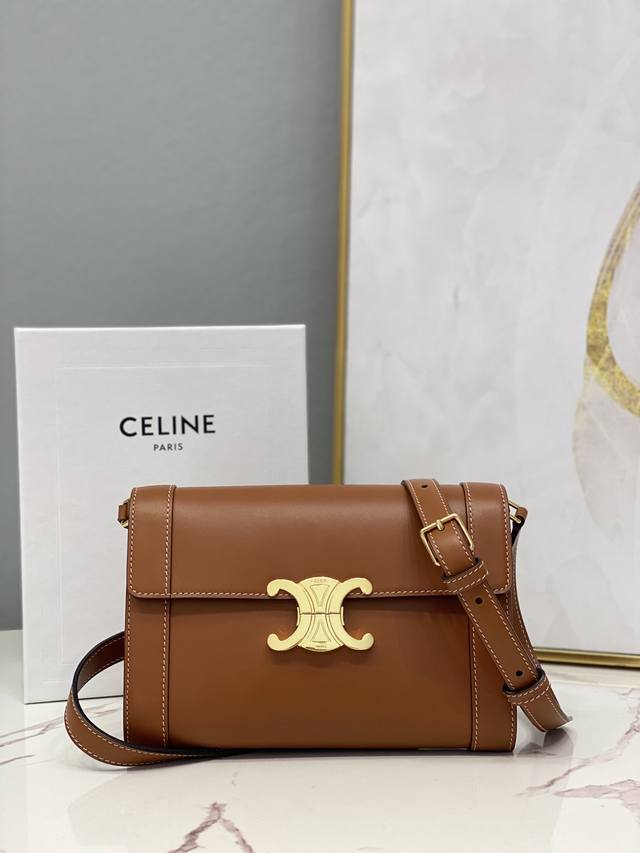 Celine赛琳 新品 Triomphe 牛皮革饰带包 牛皮革 羊皮革衬里 Triomphe 金属质感锁扣 内侧扁平口袋 可调节可拆卸皮革肩带长20英寸 50厘