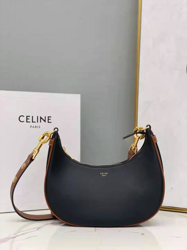 牛皮 Celine赛琳 新品 Ava Strap 光滑牛皮革手袋腋下包 牛皮革衬里 牛皮肩背或手提拉链锁闭 1个主隔层 1个扁平口袋 可调节和可拆卸皮革肩带 配