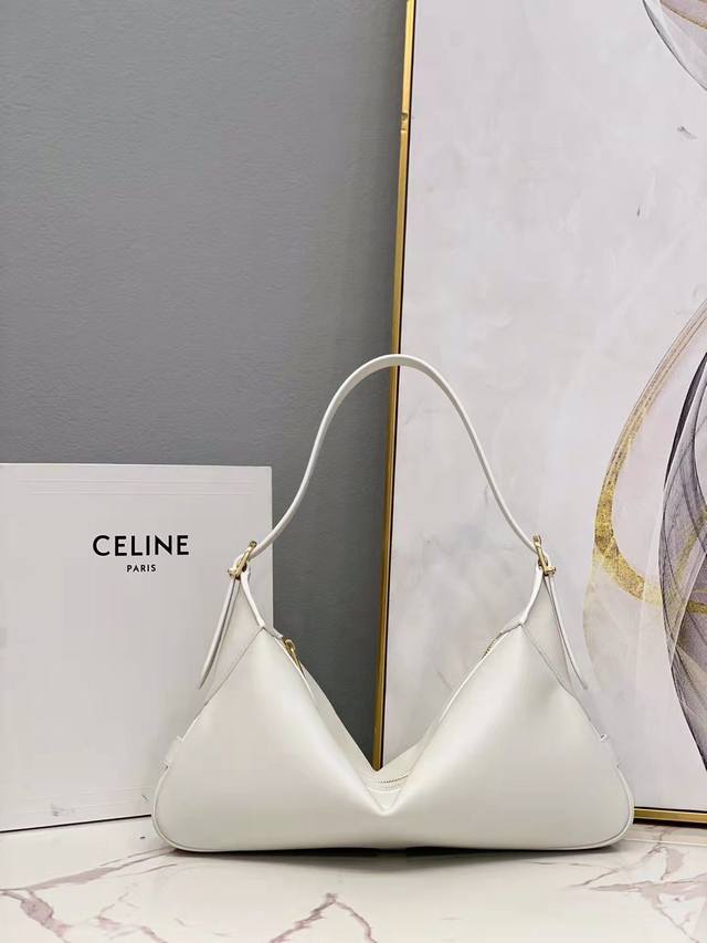 Celine赛琳 新品中古款 Romy 有点回归old Celine的味道 标准的随性慵懒 柔软细腻 软塌塌的质感好 长在了审美上 是美式的复古风 包型自然随性