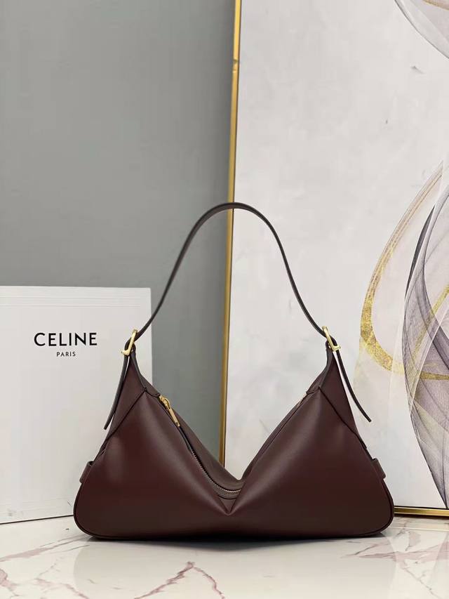 Celine赛琳 新品中古款 Romy 有点回归old Celine的味道 标准的随性慵懒 柔软细腻 软塌塌的质感好 长在了审美上 是美式的复古风 包型自然随性