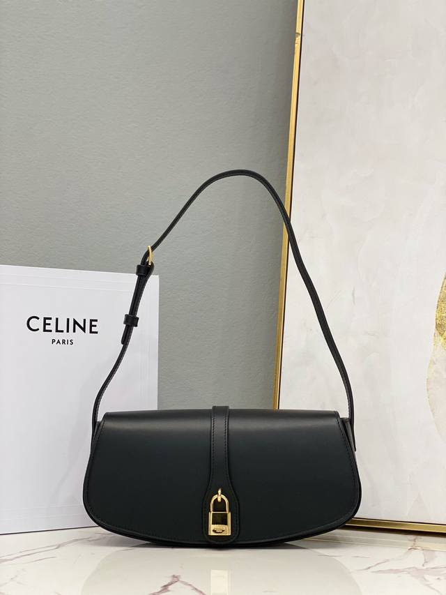 大号全皮 Celine赛琳 最新秋冬系列 Tabou Clutch Onstrap锁头饰带手包 现代 随意 慵懒又有点酷 太适合秋冬搭配各种穿 Triomphe