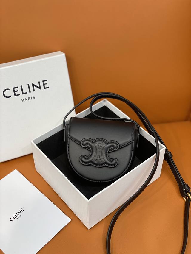 Celine赛琳 新品 Besace迷你手袋 Triomphe光滑牛皮革手袋 牛皮革衬里 牛皮革 织物 斜挎和肩背 Bandouli re En Cuir 可调