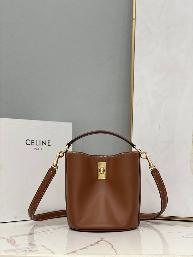 Celine赛琳 新品 Bucket 16Bag Mini水桶包 对celin*的爱是认真的 每一个款都能击中小心脏 这款冷门的包型搭配进口牛皮复古金色五金 有