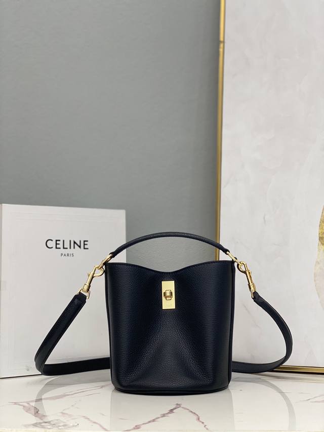 Celine赛琳 新品 Bucket 16Bag Mini水桶包 对celin*的爱是认真的 每一个款都能击中小心脏 这款冷门的包型搭配进口牛皮复古金色五金 有