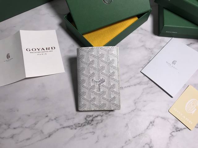 Goyard戈雅 新品护照夹 时尚出行必备单品 品牌成立于1853年 已超过160年的历史 面料以麻 棉及大麻纤维混合织成后再涂上光面的树胶醛醣 防水 结实 耐