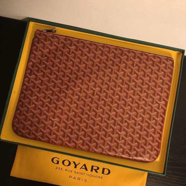 大号 Goyard戈雅 爆款手拿包 品牌成立于1853年已超过160年的历史 面料以麻 棉及大麻纤维混合织成后再涂上光面的树胶醛醣 防水 结实 耐用 备受明星