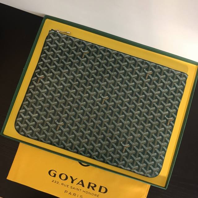 大号 Goyard戈雅 爆款手拿包 品牌成立于1853年已超过160年的历史 面料以麻 棉及大麻纤维混合织成后再涂上光面的树胶醛醣 防水 结实 耐用 备受明星