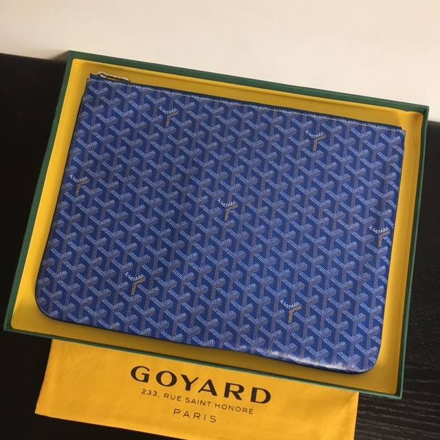 大号 Goyard戈雅 爆款手拿包 品牌成立于1853年已超过160年的历史 面料以麻 棉及大麻纤维混合织成后再涂上光面的树胶醛醣 防水 结实 耐用 备受明星