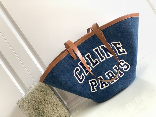 Celine 新品couffin大号paris牛仔和牛皮革扇形手袋丹宁蓝牛仔帆布 夏天和牛仔绝配 敞口扇形couffin 托特包充满旅行度假风格 点缀马鞍棕色小