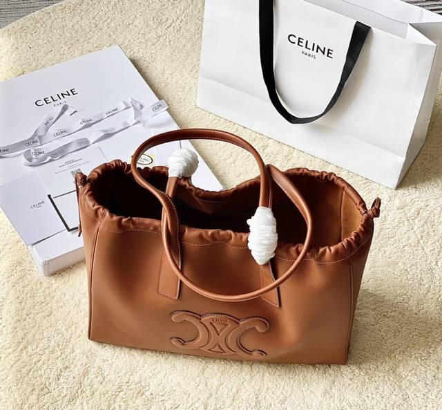 Celine2022 新品上线早秋cabas Triomphe抽绳托特不定型软质托特 是不被定义的气质 款型极度慵懒 极度舒适 极度高级 肩背包 牛皮革 翻毛牛