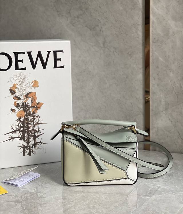 迷你号 Loewe罗意威 超萌迷你几何包 Puzzle -New 酷炫时尚感十足 大牌明星范儿十足 包包自身重量几乎忽略 炒鸡实用 出门装手机小钱包口红粉饼,毫