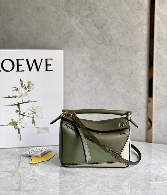 迷你号 Loewe罗意威 超萌迷你几何包 Puzzle -New 酷炫时尚感十足 大牌明星范儿十足 包包自身重量几乎忽略 炒鸡实用 出门装手机小钱包口红粉饼,毫