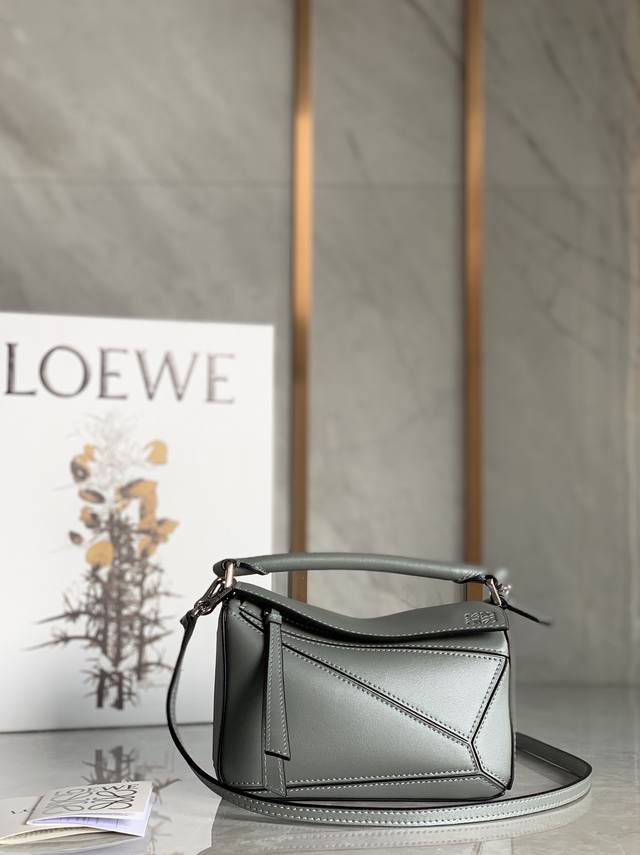 迷你号 Loewe罗意威 超萌迷你几何包 Puzzle -New 酷炫时尚感十足 大牌明星范儿十足 包包自身重量几乎忽略 炒鸡实用 出门装手机小钱包口红粉饼,毫