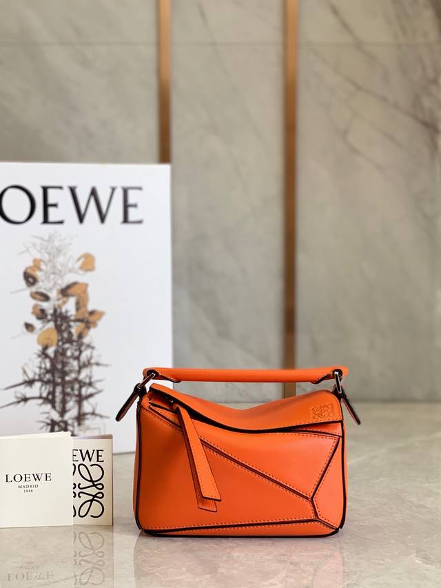 迷你号 Loewe罗意威 超萌迷你几何包 Puzzle -New 酷炫时尚感十足 大牌明星范儿十足 包包自身重量几乎忽略 炒鸡实用 出门装手机小钱包口红粉饼,毫