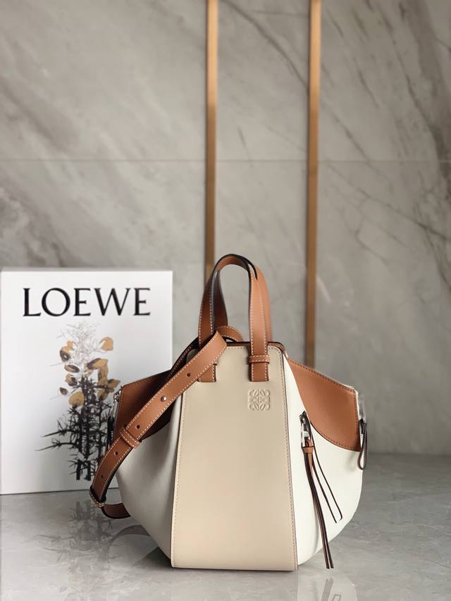 Loewe罗意威 经典爆款吊船包 采用西班牙小牛皮 顶级皮料还能越背越软 越背越柔软 顶级私家定制 精钢雕刻尾制五金 里衬 Zp 工艺 赞美呈现 容量大 自由变