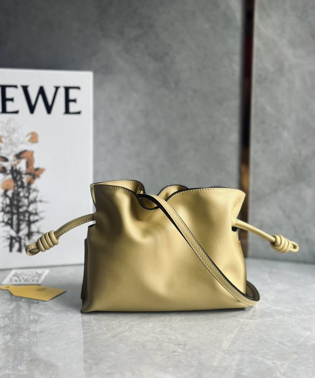 小号 Loewe罗意威 新品 Flamenco升级版福袋 选用柔软细腻小牛皮 采用拉绳收紧 并打上标志性的盘绕结 肩背 斜挎或手拿 可拆卸和可调式肩带 磁扣开合