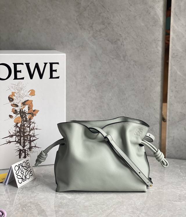 小号 Loewe罗意威 新品 Flamenco升级版福袋 选用柔软细腻小牛皮 采用拉绳收紧 并打上标志性的盘绕结 肩背 斜挎或手拿 可拆卸和可调式肩带 磁扣开合