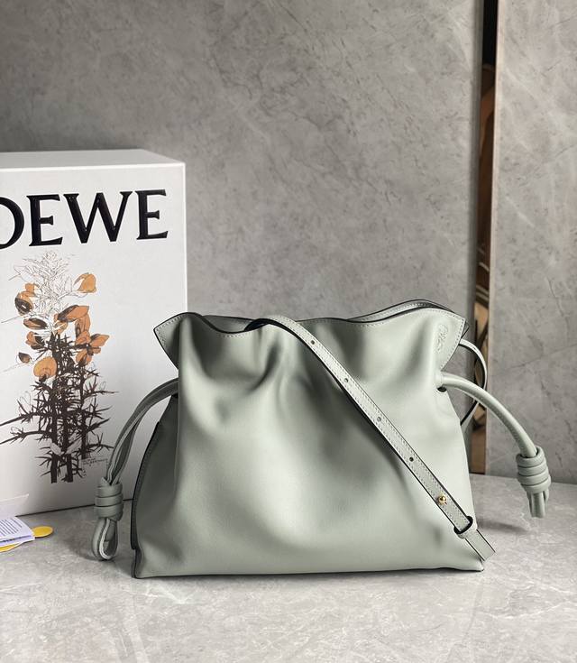 大号 Loewe罗意威 新品 Flamenco Clutch系列升级版福袋 选用优质的小牛皮 将经典造型重新演绎 其柔软 舒适的设计 可手拿 可拆卸 可调节的长