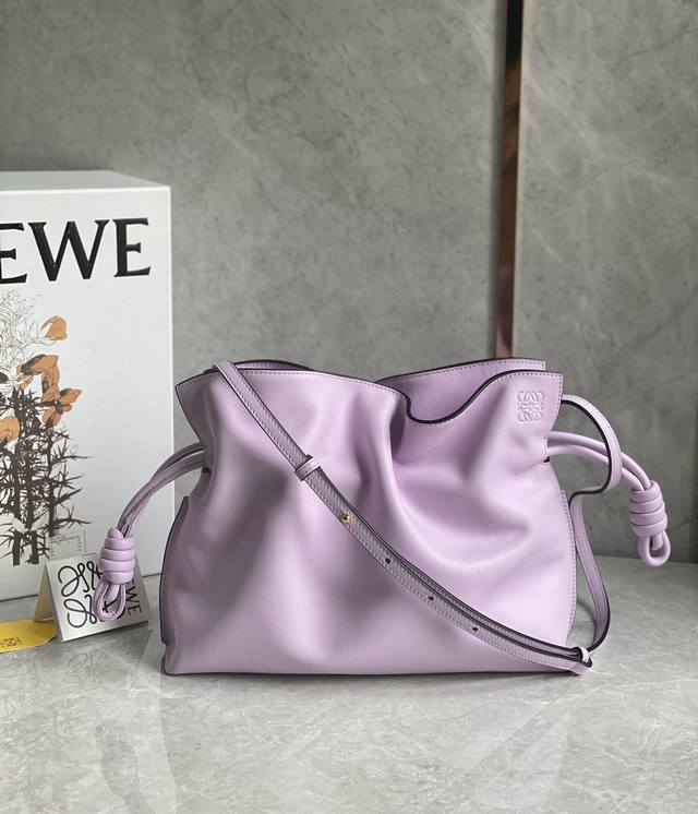 大号 Loewe罗意威 新品 Flamenco Clutch系列升级版福袋 选用优质的小牛皮 将经典造型重新演绎 其柔软 舒适的设计 可手拿 可拆卸 可调节的长