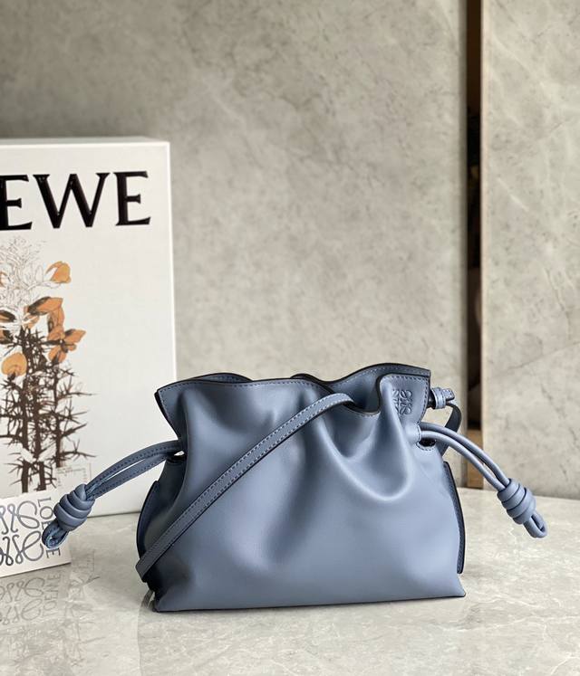 小号 Loewe罗意威 新品 Flamenco升级版福袋 选用柔软细腻小牛皮 采用拉绳收紧 并打上标志性的盘绕结 肩背 斜挎或手拿 可拆卸和可调式肩带 磁扣开合