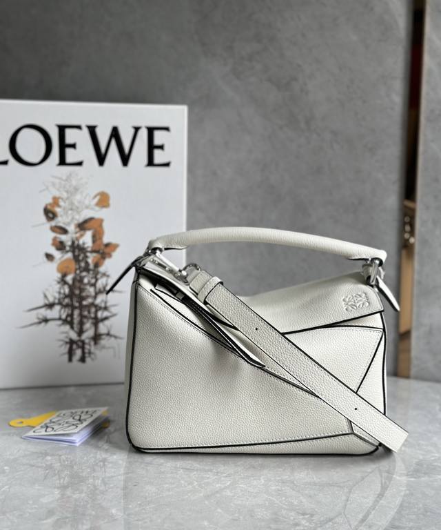 小号 Loewe罗意威 经典爆款 Puzzle 几何包小号 专柜同步最新做法 接口 内里托全皮 拼接细肩带 底部钉 采用进口西班牙小牛皮摸上去温柔又舒适 皮料精