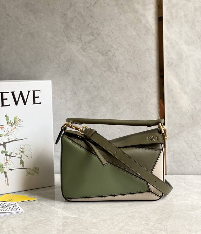 小号 Loewe罗意威 经典爆款 Puzzle 几何包小号 专柜同步最新做法 接口 内里托全皮 拼接细肩带 底部钉 采用进口西班牙小牛皮摸上去温柔又舒适 皮料精