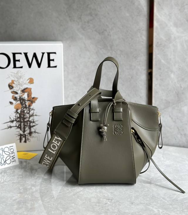 Loewe罗意威 新品单色釉缎面系列吊床包 时尚界 变形金刚 Hammock Bag吊床包 设计新颖百变 以中国古代陶瓷的单色釉料为灵感发想 独特的颜色 配有同