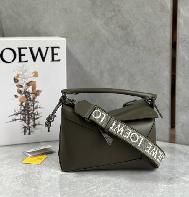 Loewe罗意威 新品单色釉puzzle几何包 老罗这波真的赢在大气层 太圈粉了 灵感来自中国传统的单色釉陶瓷 完美诠释美到极致是自然 单色釉系列从包身到五金通