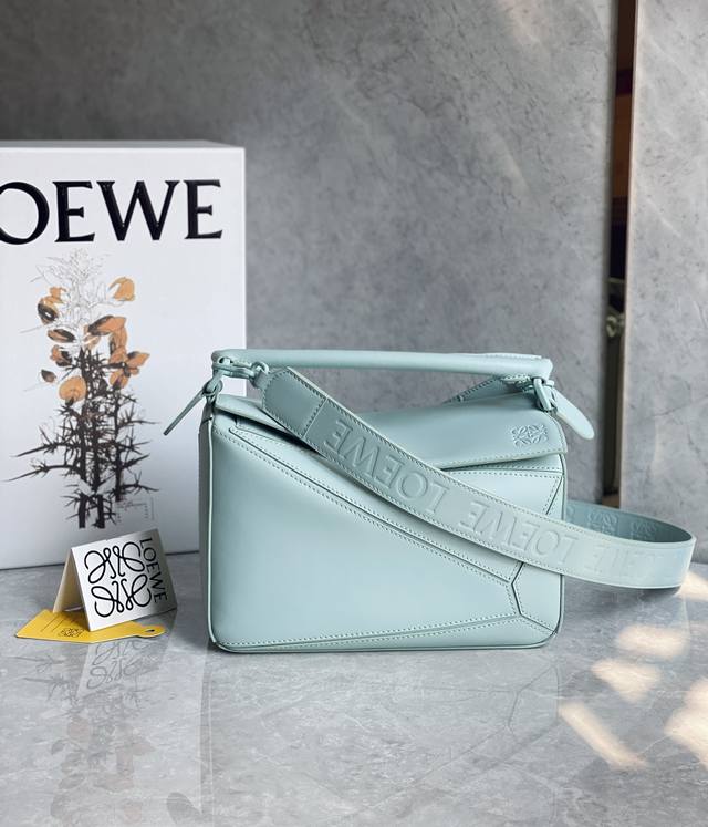 小号 Loewe罗意威 新品几何包 自重轻 背法多 多种风格都能驾驭 戳心巴的新款纯色puzzle Lo粉一定要收 新纯色puzzle最大的亮点就是 这一季采用