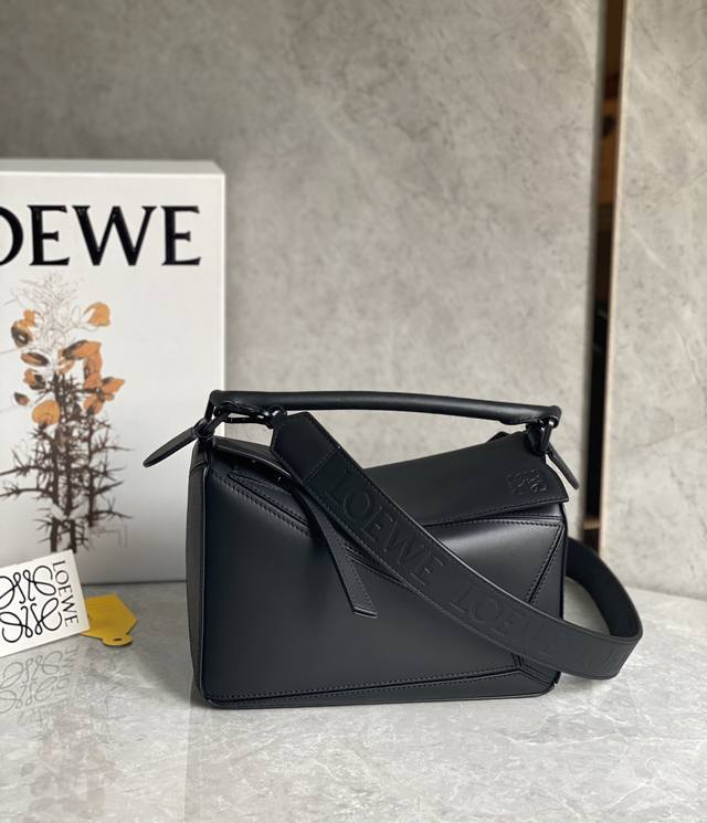 小号 Loewe罗意威 新品几何包 自重轻 背法多 多种风格都能驾驭 戳心巴的新款纯色puzzle Lo粉一定要收 新纯色puzzle最大的亮点就是 这一季采用