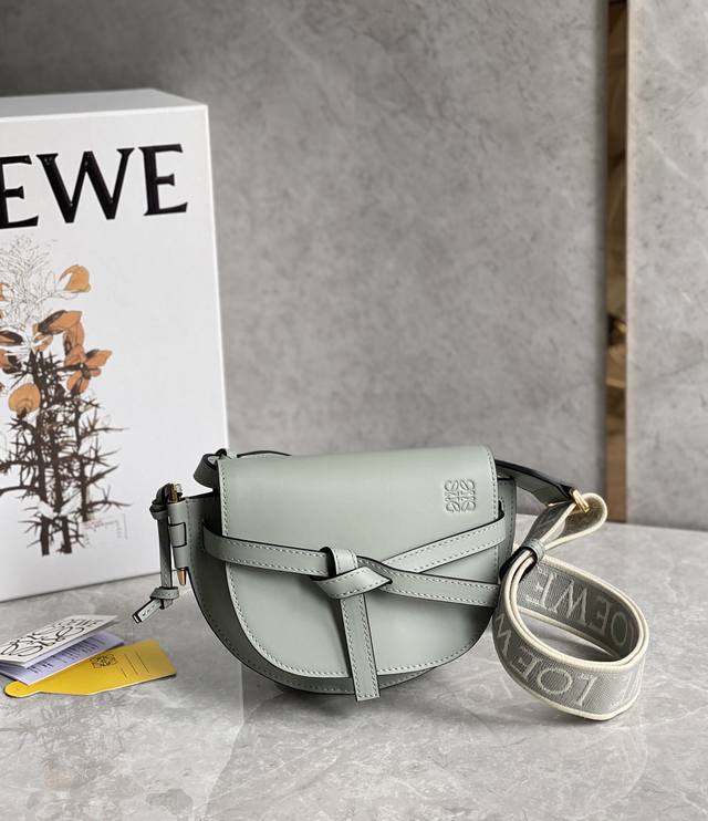 迷你 Loewe罗意威 升级版字母寛肩带马鞍包 Minigatedual手袋 绝绝子 寛肩带简直是灵魂之笔 赋予了gate全新的生命 包身采用柔软牛皮革精制而成