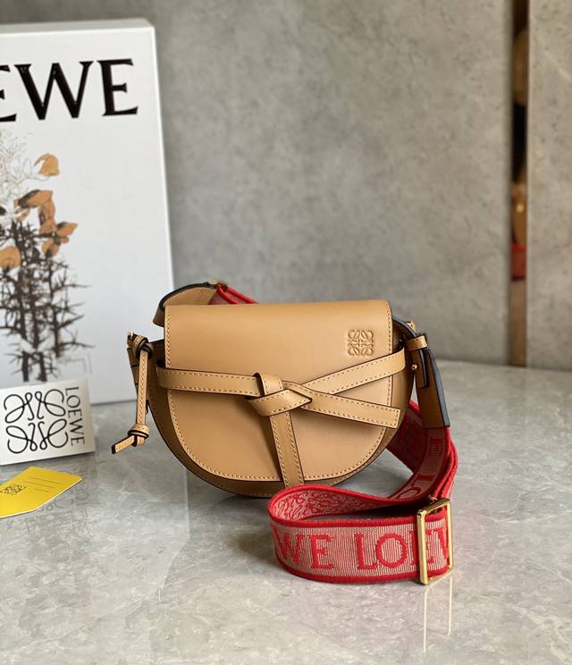 迷你 Loewe罗意威 升级版字母寛肩带马鞍包 Minigatedual手袋 绝绝子 寛肩带简直是灵魂之笔 赋予了gate全新的生命 包身采用柔软牛皮革精制而成