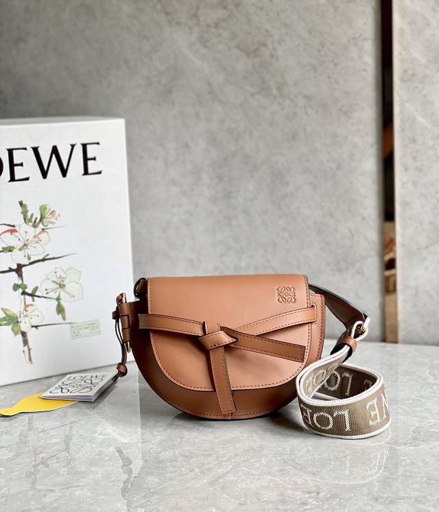 迷你 Loewe罗意威 升级版字母寛肩带马鞍包 Minigatedual手袋 绝绝子 寛肩带简直是灵魂之笔 赋予了gate全新的生命 包身采用柔软牛皮革精制而成