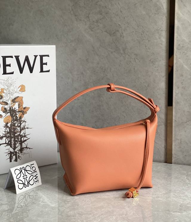 Loewe罗意威 新品 Cubi 全皮饭盒包 Napa纳帕牛皮 比起提花款 全皮来的更极简大方 轻便 新配色也是可爱到不行 拉绳上的小五金件里有个小爱心 细节很