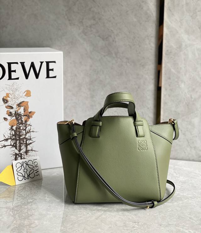 Loewe罗意威 新品 Hammok Nugget 名副其实的宝藏包款 长短手柄交叉 清新 脱俗又颇有趣味 像个可爱的粽子 让人特别有好感 耳朵展开变蝙蝠型 实