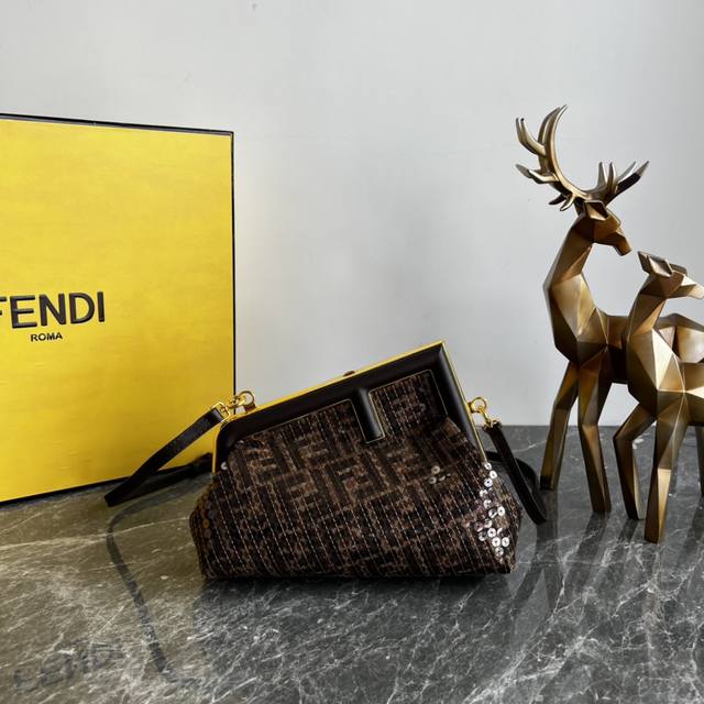 #2023珠片系列 Fendi First小号手袋 布料材质 全幅饰有ff图案提花刺绣 饰透明亮片 黑色皮革 配有可拆卸肩带 可手拿或肩挎 尺寸26*9.5*1