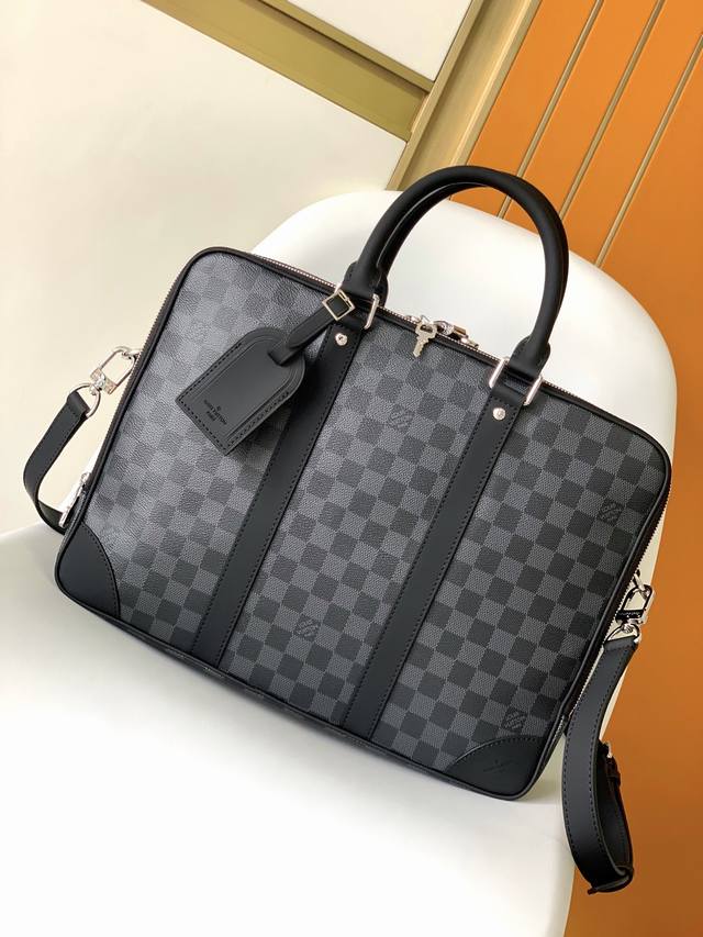 N40485 顶级原单 Voyage 大号公文包在经典 Attach 公文包之上实现空间升级 Damier Graphite 帆布包身结合牛皮革饰边 搭配加固侧