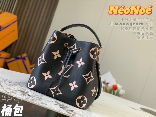 特级精品原厂皮 M45497黑色印花 N ono 中号水桶包将lv字母和monogram 花卉先印染后压印于皮革 以瞩目观感迷惑视觉 内袋可妥善安置贵重物品 可