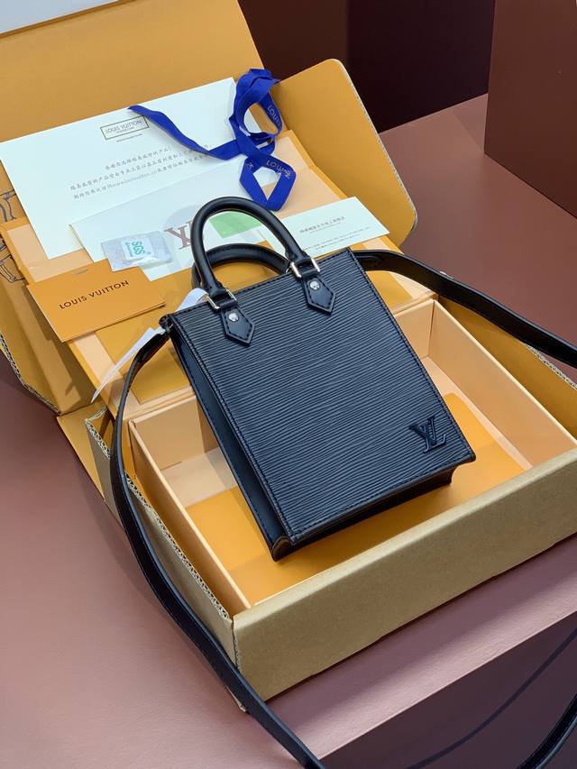 M69441黑色升级版本petit Sac Plat 手袋petit Sac Plat 手袋以 Epi 皮革浓缩路易威登经典 Sac Plat 手袋设计 轻盈而