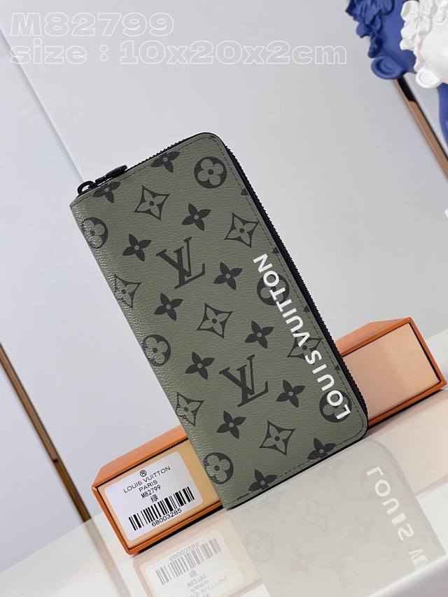 顶级原单 M82799绿 這款zippy直式拉鏈錢包選用monogram塗層帆布製作 內外顏色形成對比效果 並飾邊以白色 Louis Vuitton 字樣點綴